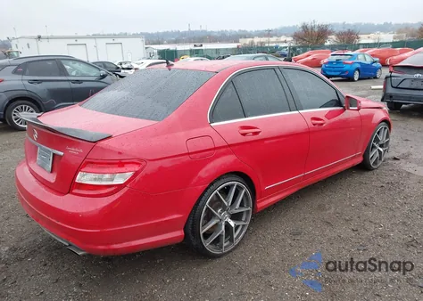 2010 Mercedes-Benz C 300 Sport z USA, uszkodzony, nr VIN WDDGF5EB0AR112028